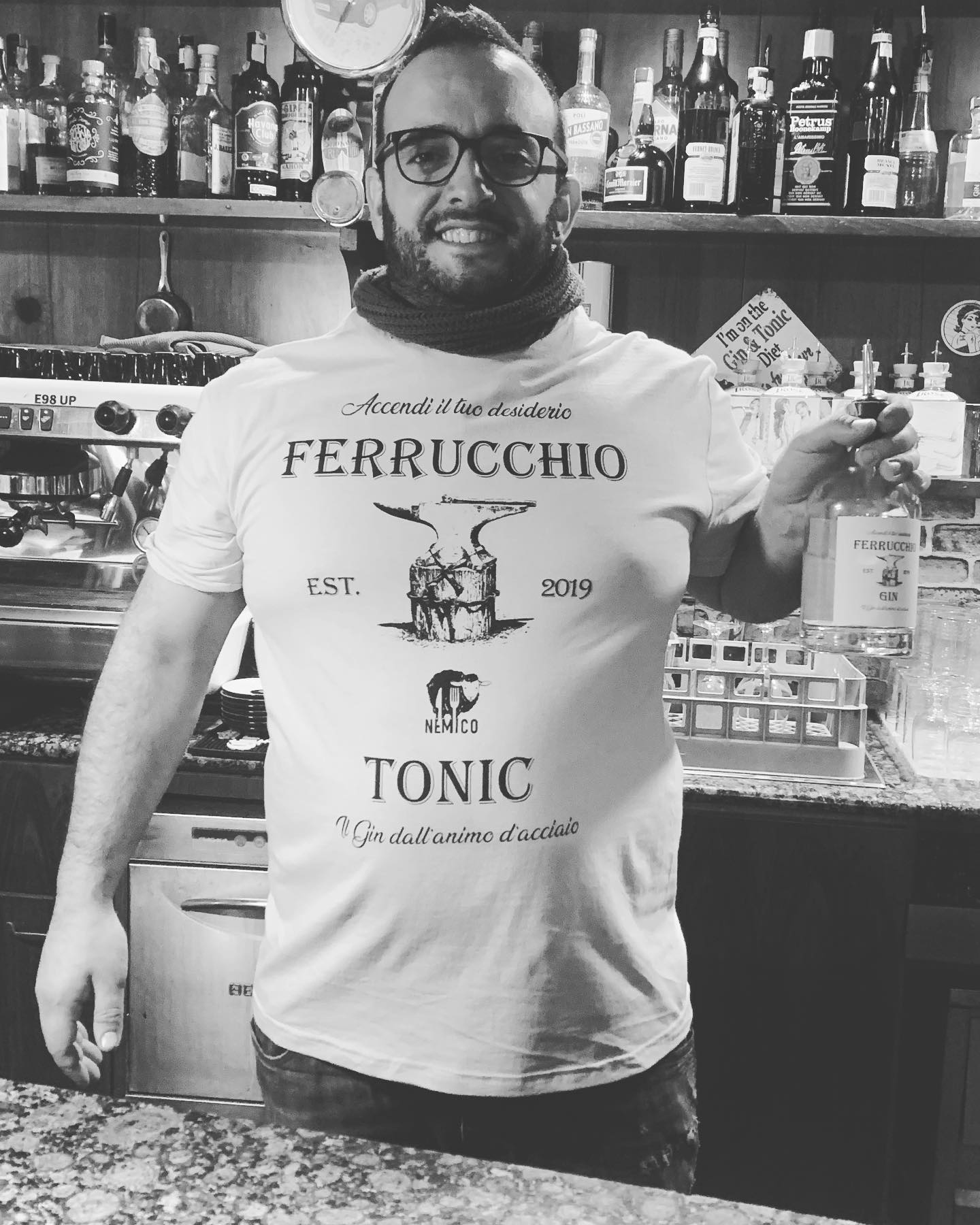 Thomas, il titolare de Il Nemico, con una bottiglia di gin Ferrucchio